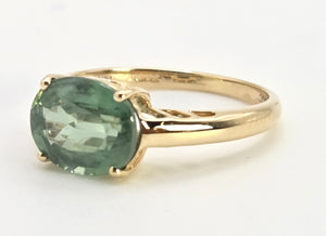 2495: Vintage 14ct Gold Rare Oval  Faceted Green Garnet Solitaire