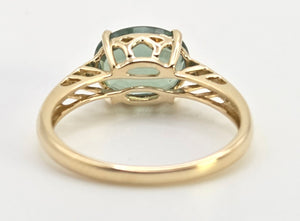 2495: Vintage 14ct Gold Rare Oval  Faceted Green Garnet Solitaire