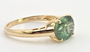 2495: Vintage 14ct Gold Rare Oval  Faceted Green Garnet Solitaire