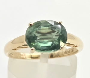 2495: Vintage 14ct Gold Rare Oval  Faceted Green Garnet Solitaire