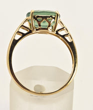 Cargar imagen en el visor de la galería, 2495: Vintage 14ct Gold Rare Oval  Faceted Green Garnet Solitaire
