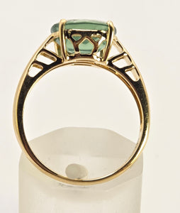 2495: Vintage 14ct Gold Rare Oval  Faceted Green Garnet Solitaire