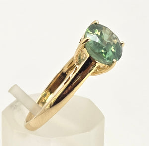 2495: Vintage 14ct Gold Rare Oval  Faceted Green Garnet Solitaire
