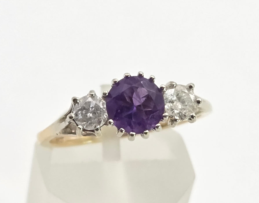 2496: Vintage Exquisite 18ct Gold Amethyst Twin Round Full Cut Diamonds