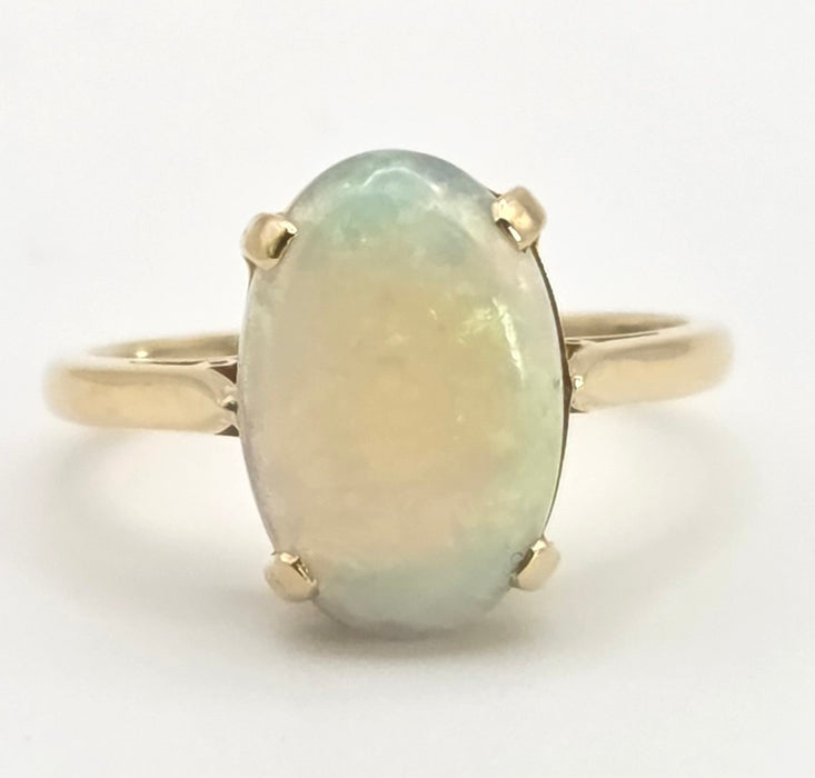 2522 - Vintage 18ct Gold Cabochon White Opal Solitair Ring- From 1984