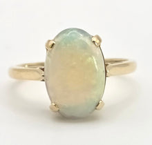 Cargar imagen en el visor de la galería, 2522 - Vintage 18ct Gold Cabochon White Opal Solitair Ring- From 1984
