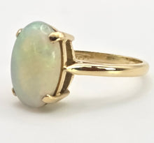 Cargar imagen en el visor de la galería, 2522 - Vintage 18ct Gold Cabochon White Opal Solitair Ring- From 1984
