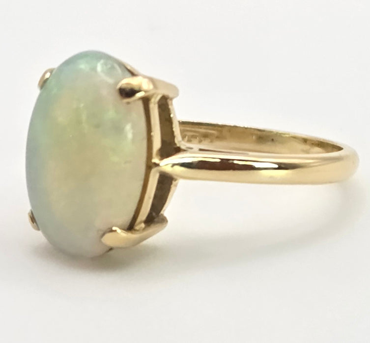 2522 - Vintage 18ct Gold Cabochon White Opal Solitair Ring- From 1984