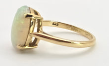 Cargar imagen en el visor de la galería, 2522 - Vintage 18ct Gold Cabochon White Opal Solitair Ring- From 1984
