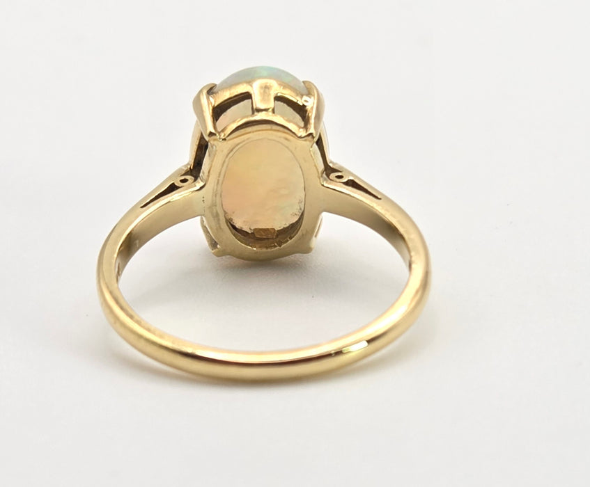 2522 - Vintage 18ct Gold Cabochon White Opal Solitair Ring- From 1984