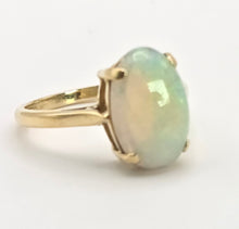 Cargar imagen en el visor de la galería, 2522 - Vintage 18ct Gold Cabochon White Opal Solitair Ring- From 1984

