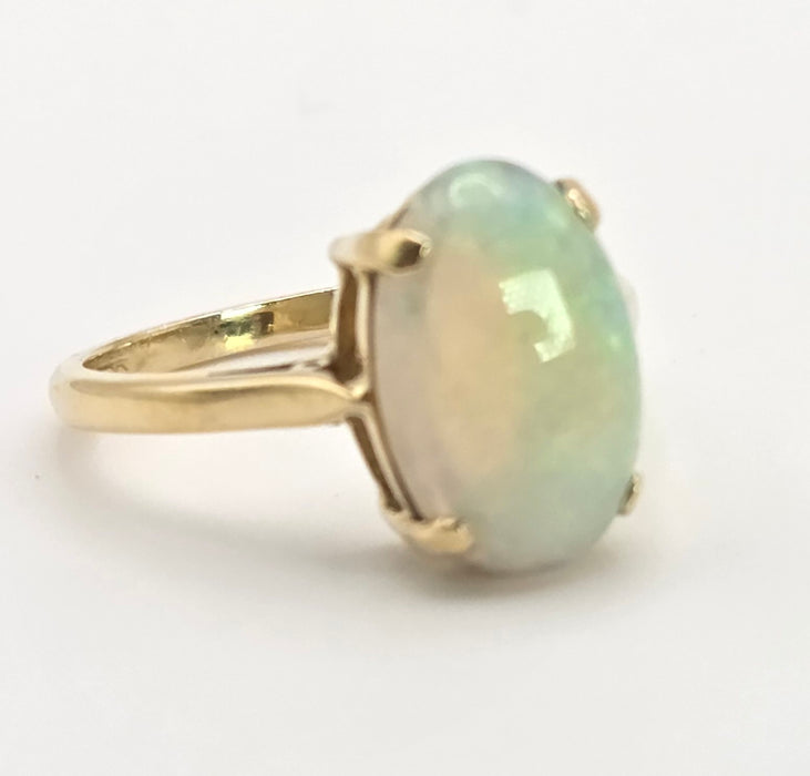 2522 - Vintage 18ct Gold Cabochon White Opal Solitair Ring- From 1984