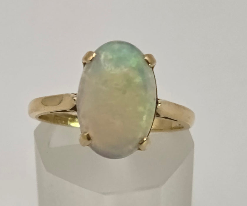 2522 - Vintage 18ct Gold Cabochon White Opal Solitair Ring- From 1984