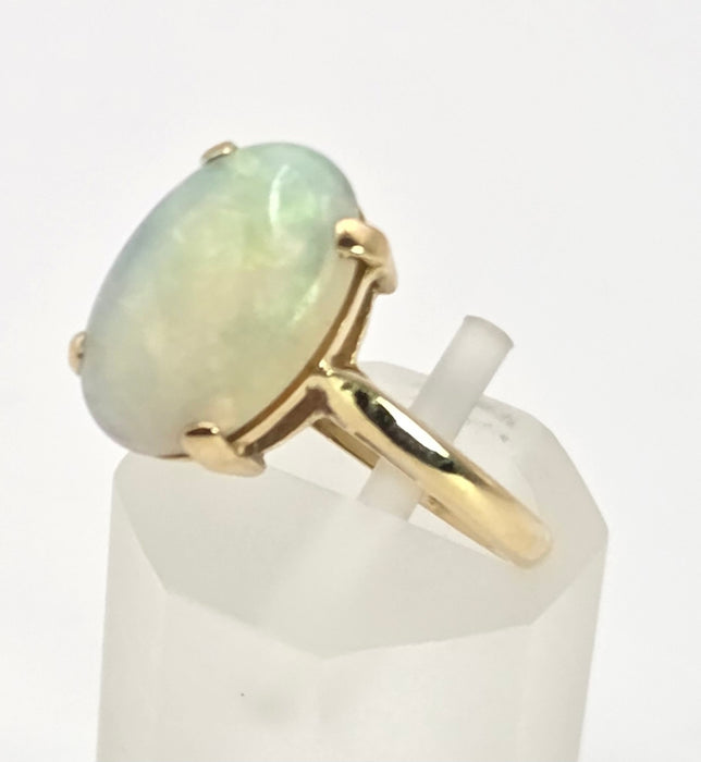 2522 - Vintage 18ct Gold Cabochon White Opal Solitair Ring- From 1984