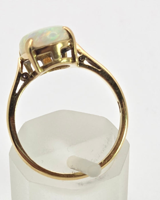 2522 - Vintage 18ct Gold Cabochon White Opal Solitair Ring- From 1984