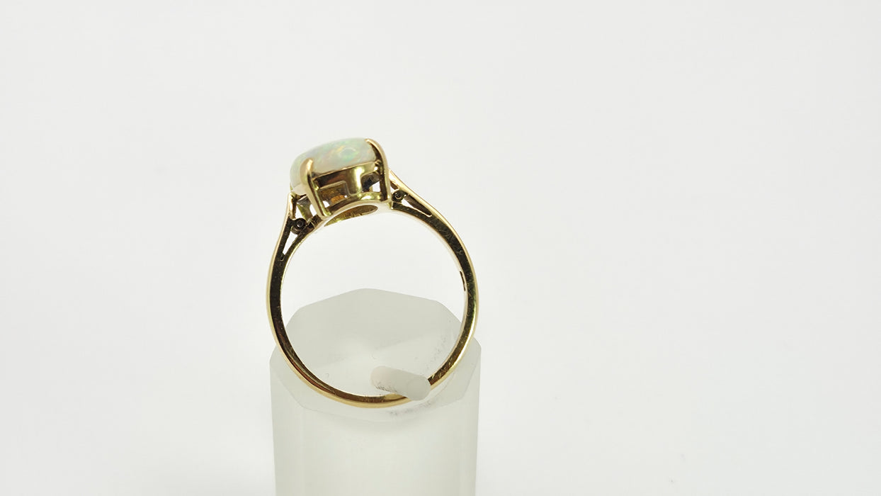 2522 - Vintage 18ct Gold Cabochon White Opal Solitair Ring- From 1984