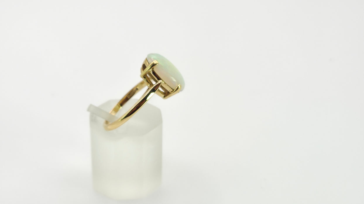 2522 - Vintage 18ct Gold Cabochon White Opal Solitair Ring- From 1984