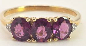 2540- Vintage: 9ct Gold Purple Amethyst Diamonds Trilogy Ring