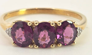 2540- Vintage: 9ct Gold Purple Amethyst Diamonds Trilogy Ring