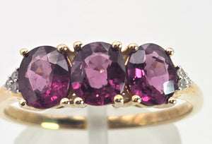 2540- Vintage: 9ct Gold Purple Amethyst Diamonds Trilogy Ring