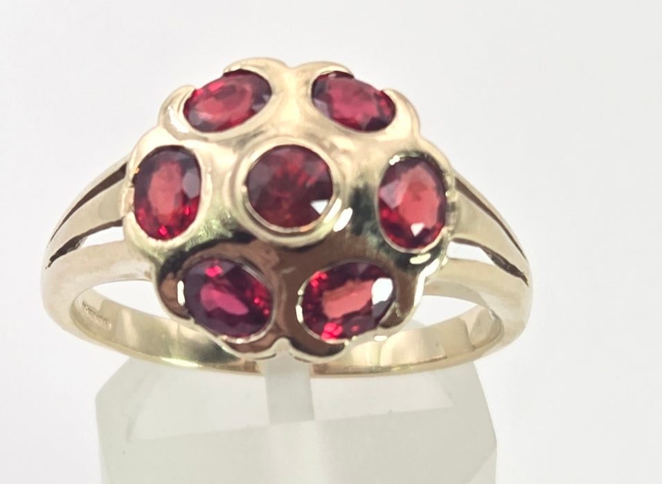 2543- Vintage 9ct Gold 7 Rubies Geometric Set Cocktail Ring