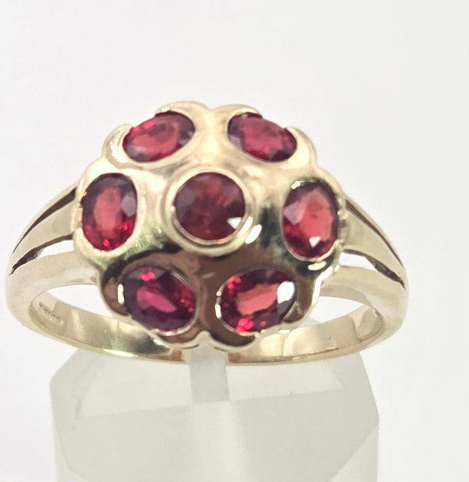 2543- Vintage 9ct Gold 7 Rubies Geometric Set Cocktail Ring