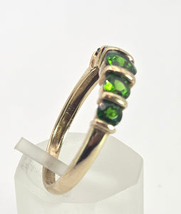 2549: Vintage 9ct Gold Green Diopside Stacker/Hal Eternity Ring