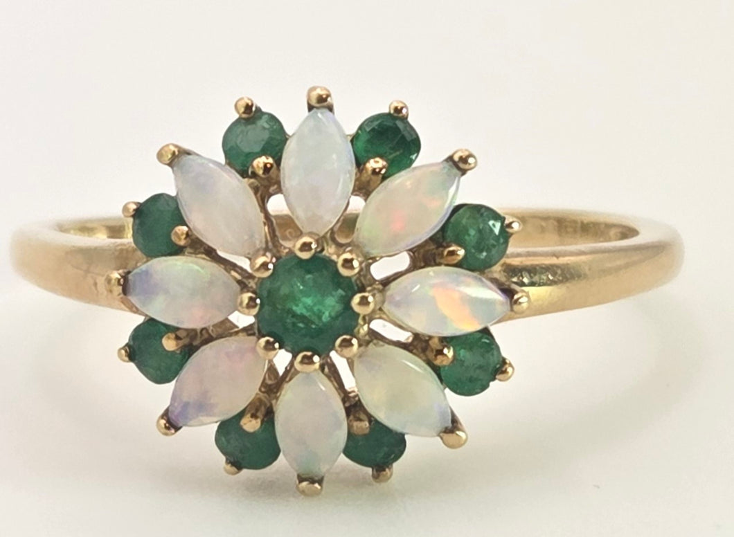 2546- Vintage: 9ct Gold 9 Emeralds 8 White Opals Daisy Flower Head Ring