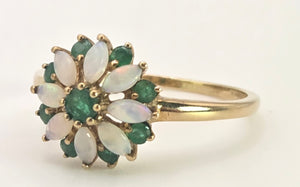 2546- Vintage: 9ct Gold 9 Emeralds 8 White Opals Daisy Flower Head Ring