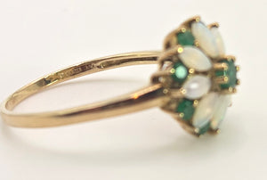2546- Vintage: 9ct Gold 9 Emeralds 8 White Opals Daisy Flower Head Ring