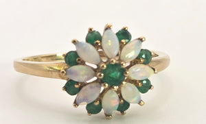 2546- Vintage: 9ct Gold 9 Emeralds 8 White Opals Daisy Flower Head Ring