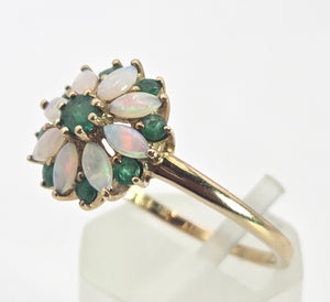2546- Vintage: 9ct Gold 9 Emeralds 8 White Opals Daisy Flower Head Ring
