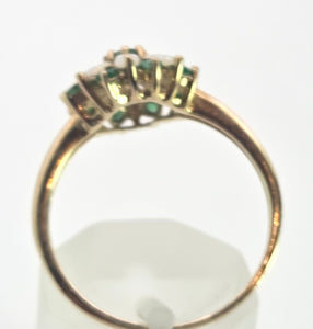 2546- Vintage: 9ct Gold 9 Emeralds 8 White Opals Daisy Flower Head Ring