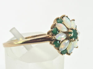 2546- Vintage: 9ct Gold 9 Emeralds 8 White Opals Daisy Flower Head Ring