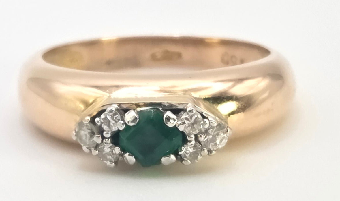 2078 Vintage: 18ct Yellow Gold Emerald & Diamond Seven Stone Dress Ring