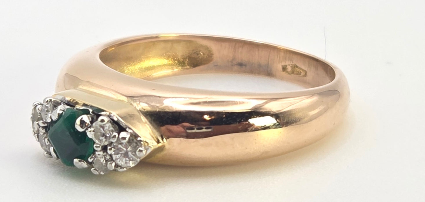 2078 Vintage: 18ct Yellow Gold Emerald & Diamond Seven Stone Dress Ring