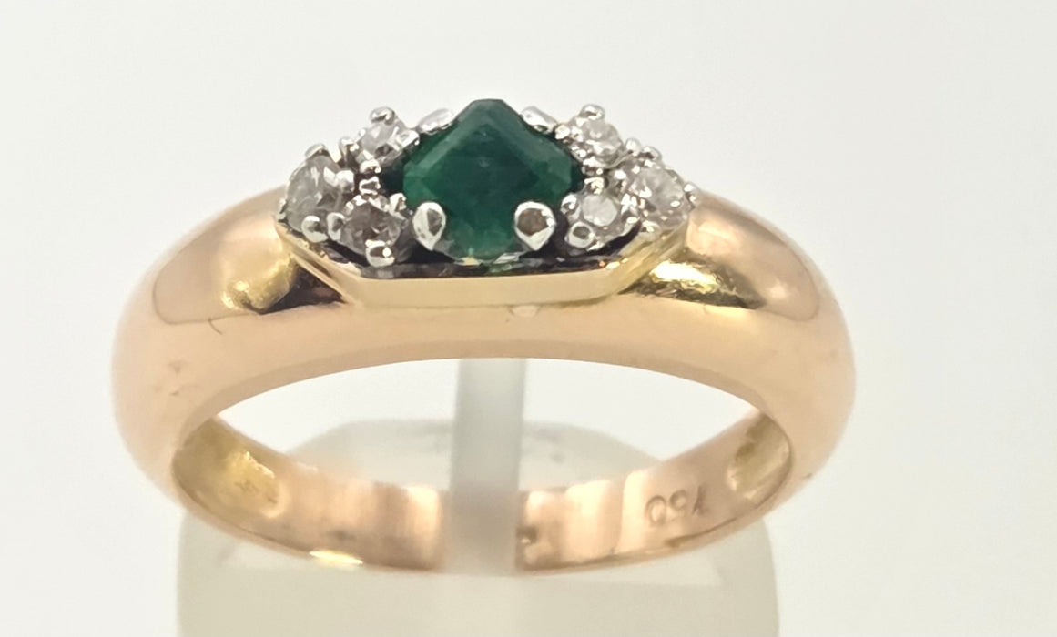 2078 Vintage: 18ct Yellow Gold Emerald & Diamond Seven Stone Dress Ring