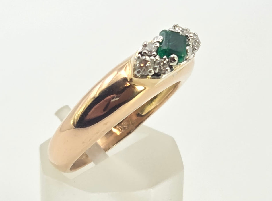 2078 Vintage: 18ct Yellow Gold Emerald & Diamond Seven Stone Dress Ring