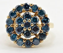 Cargar imagen en el visor de la galería, 0596: Vintage: 9ct Gold 21 Blue Diamonds Floral Cluster Ring
