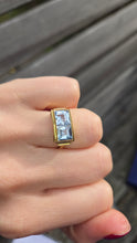 Load image into Gallery viewer, 6187 Vintage Rare 18ct Gold Princess Cut Blue Spinels Signet Ring
