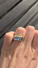 Load image into Gallery viewer, 6187 Vintage Rare 18ct Gold Princess Cut Blue Spinels Signet Ring
