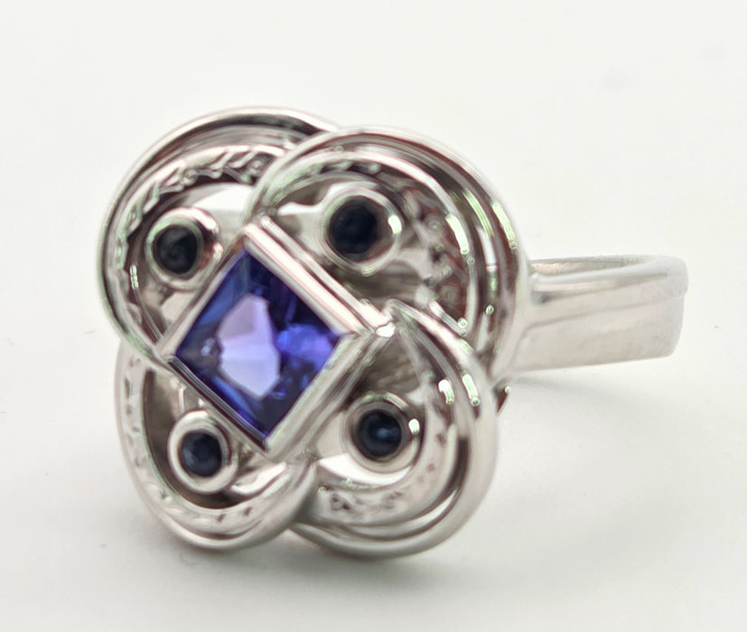 2556: Vintage: Fabulous 18ct White Gold Violet Blue Tanznaites Geometric Cocktail Ring