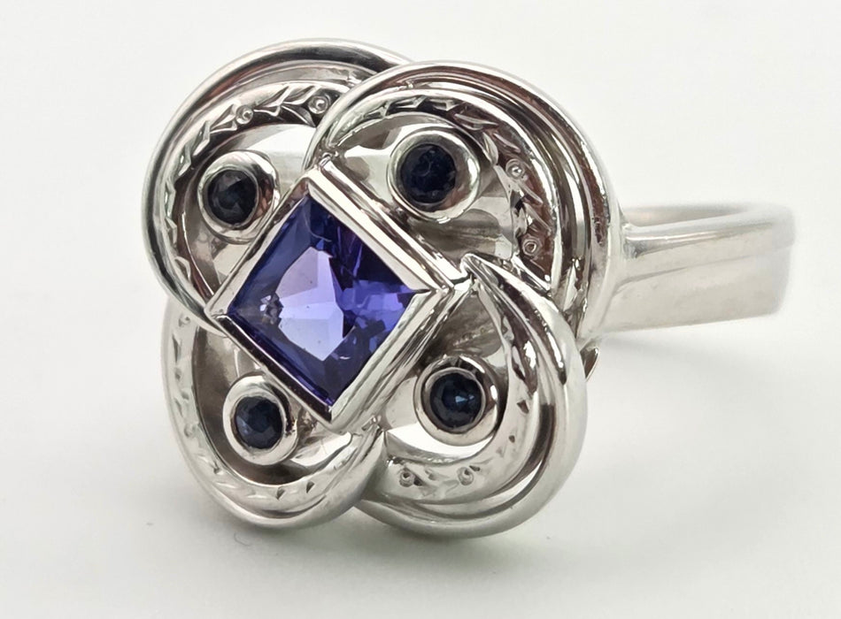 2556: Vintage: Fabulous 18ct White Gold Violet Blue Tanznaites Geometric Cocktail Ring