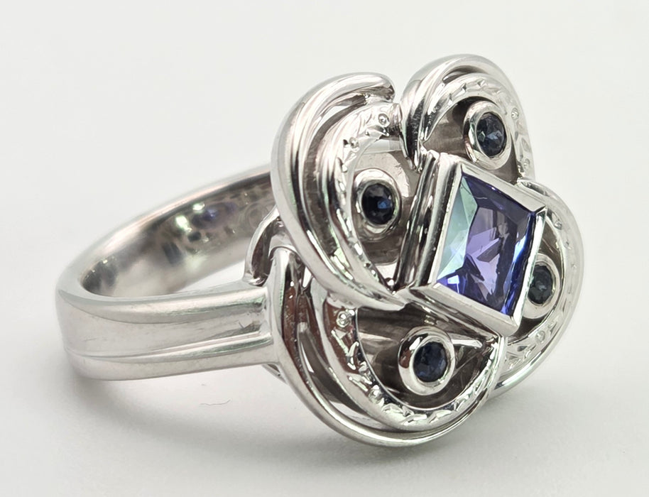 2556: Vintage: Fabulous 18ct White Gold Violet Blue Tanznaites Geometric Cocktail Ring
