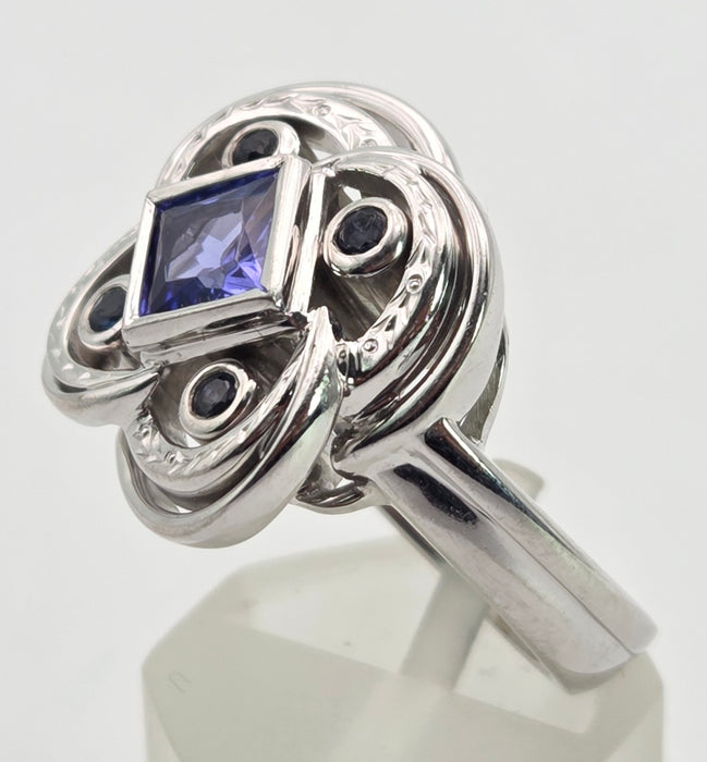 2556: Vintage: Fabulous 18ct White Gold Violet Blue Tanznaites Geometric Cocktail Ring