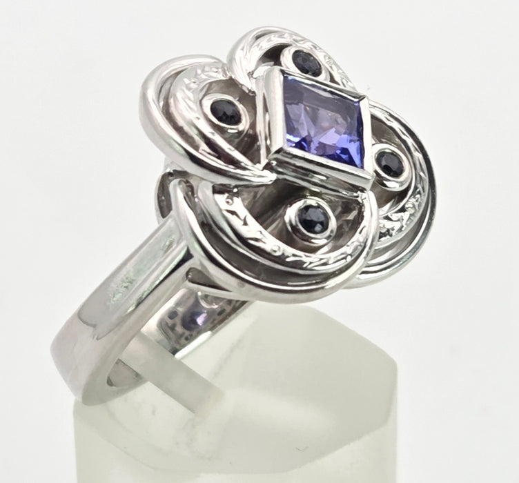 2556: Vintage: Fabulous 18ct White Gold Violet Blue Tanznaites Geometric Cocktail Ring