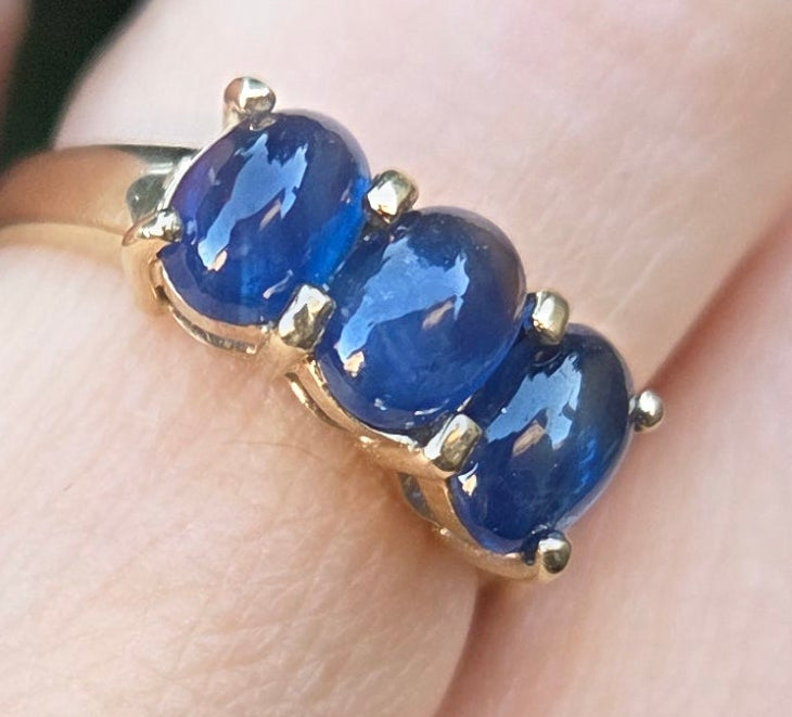 2451 Vintage: 9ct Gold Cabochon Cornflower Blue Sapphire Trilogy Ring