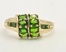 Cargar imagen en el visor de la galería, 2154: Vintage 9ct Gold 12 Green Diopsides Flower Head Ring
