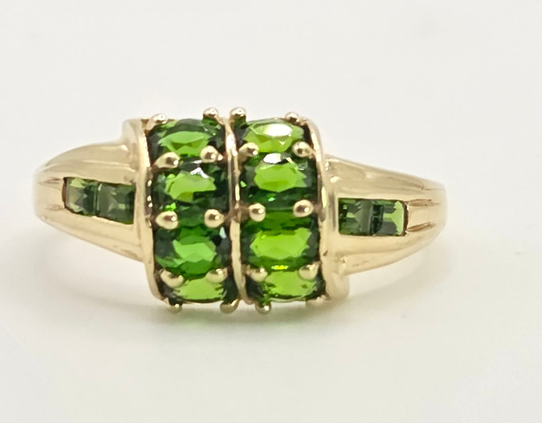 2154: Vintage 9ct Gold 12 Green Diopsides Flower Head Ring