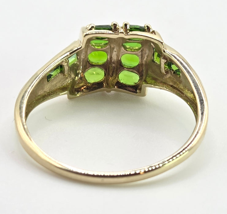 6376 Vintage: 9ct Yellow Gold Green Diopside Geometric Ring